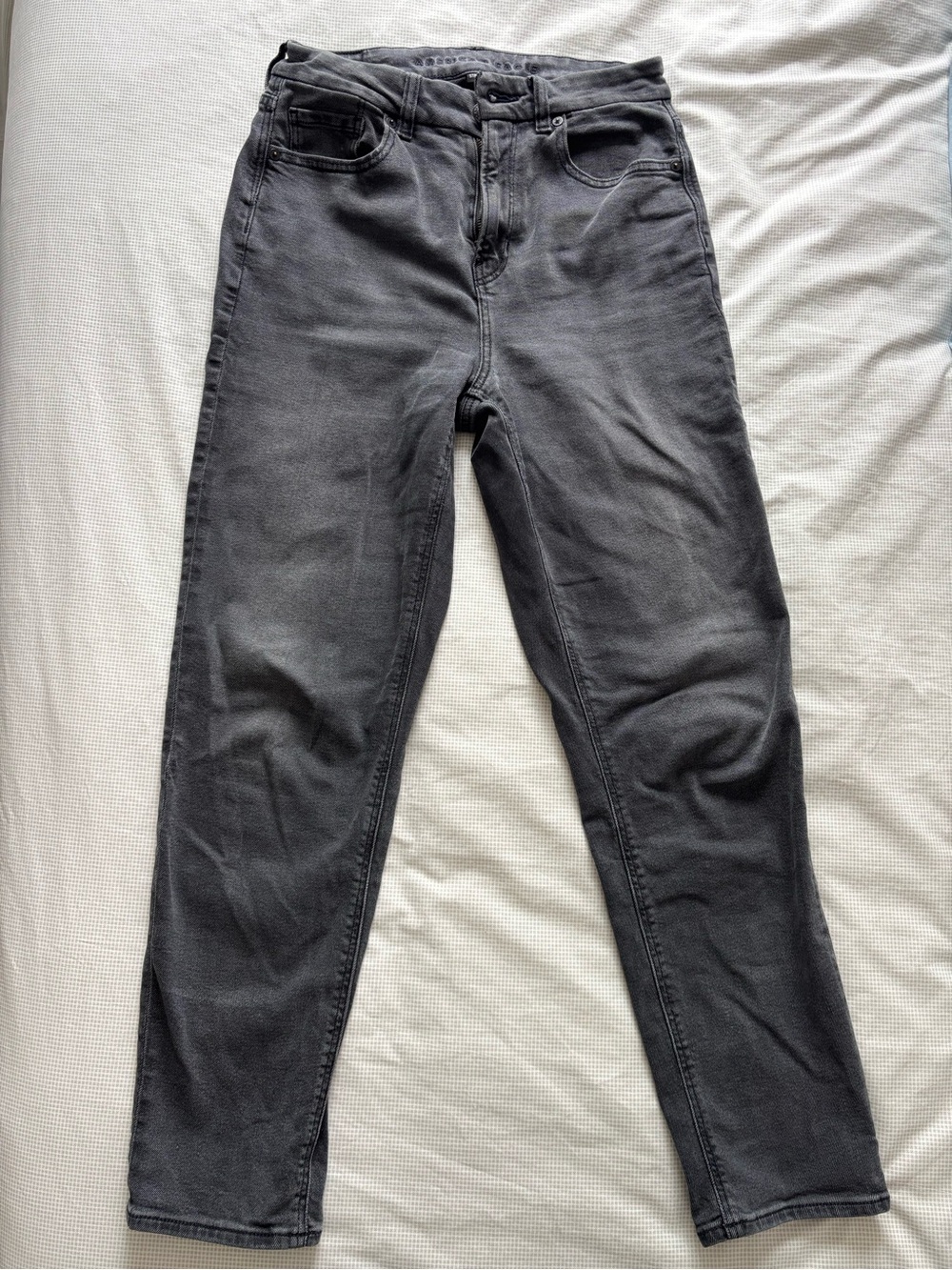 American Eagle Outfitters High-Rise Slim Straight Jeans in Charcoal